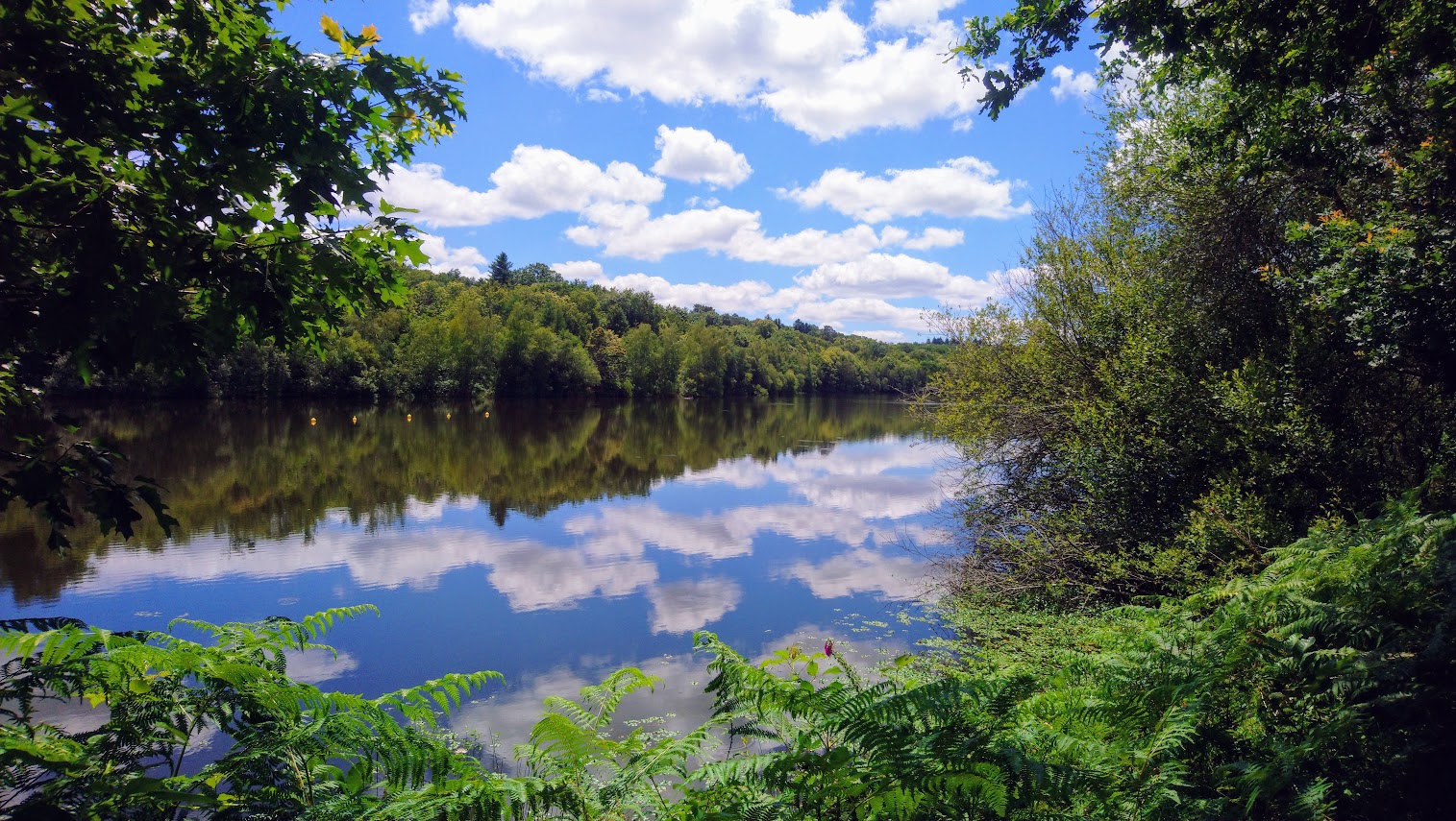 Barrage de Mialet lake, scenic walks near Beaux Souvenirs, North Dordogne