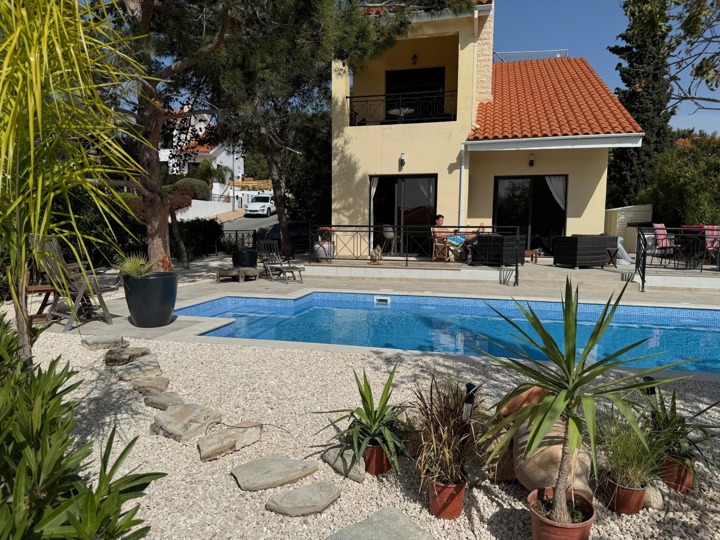 Villa with pool to rent in Pissouri