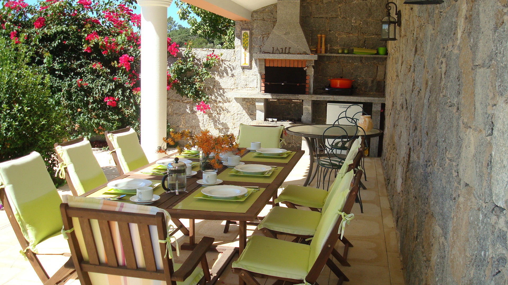 Outside dining and BBQ at Villa Vida Nova Algarve