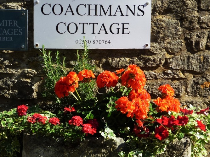 www.coachmans-cottage.com Summer planting Coachmans Cottage Steeple Ashton Wiltshire BA14 6HH 1 bedroom self catering cottage for 2 guests