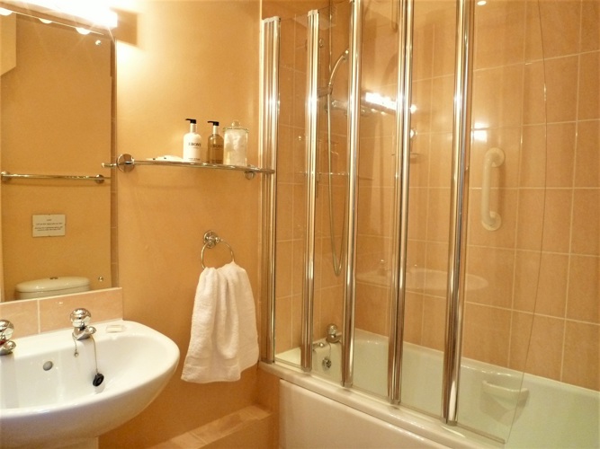 www.coachmans-cottage.com Coachmans Cottage Steeple Ashton Wiltshire BA14 6HH 1 bedroom self catering cottage for 2 guests